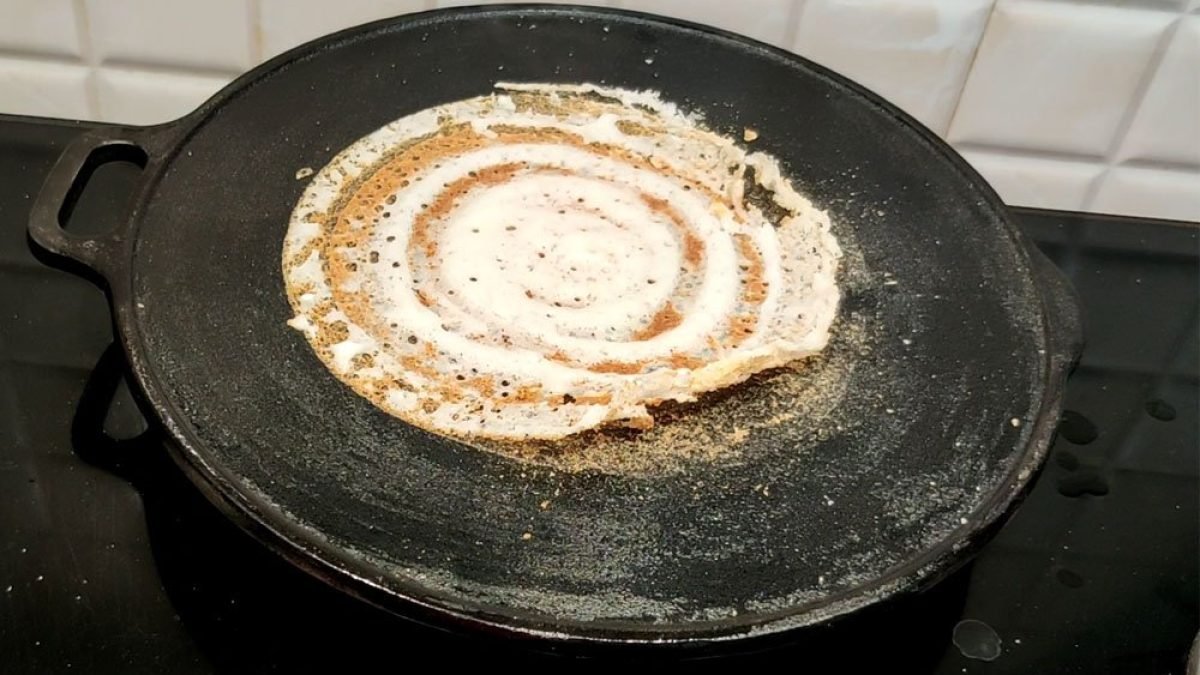 How to Season Dosa Tawa/Cast Iron Tawa-10 Tips to Avoid Dosa sticking to  the Tava/Skillet - Padhuskitchen