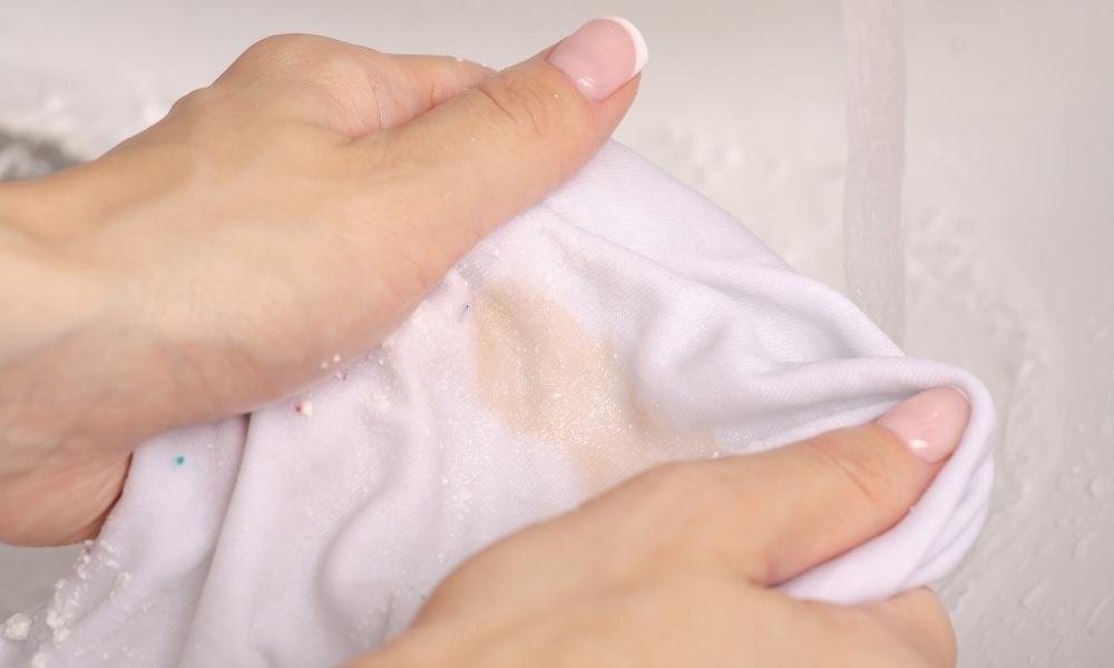 how to clean rust stain on clothes
