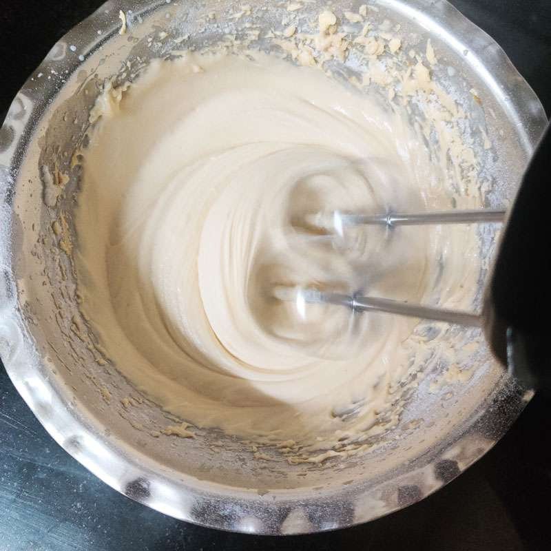 making cake batter as a test to find best hand blender in India
