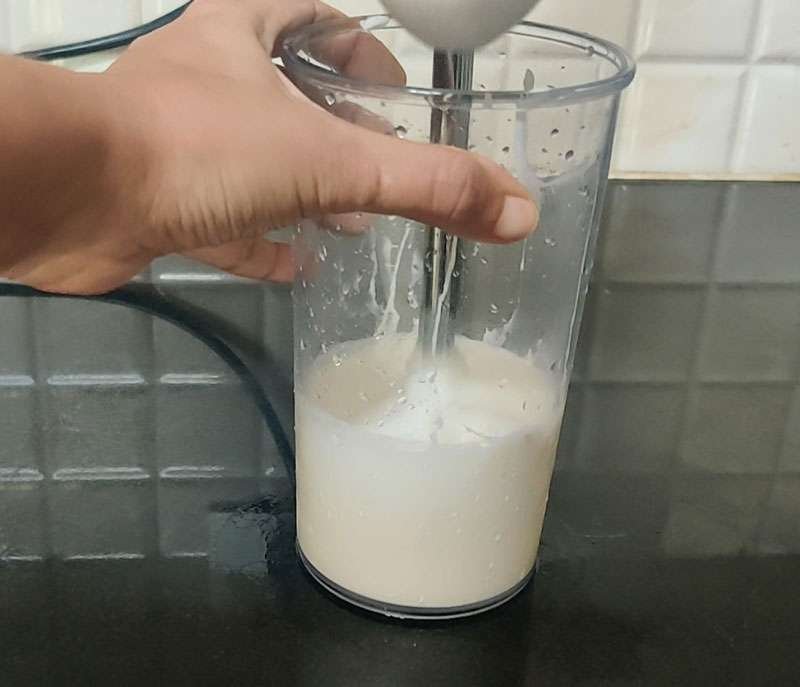 making milkshake as a test to find best hand blender in India