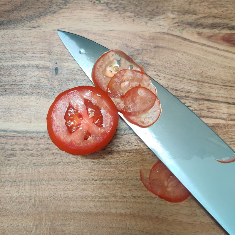 slicing tomato with Solimo Kitchen knife