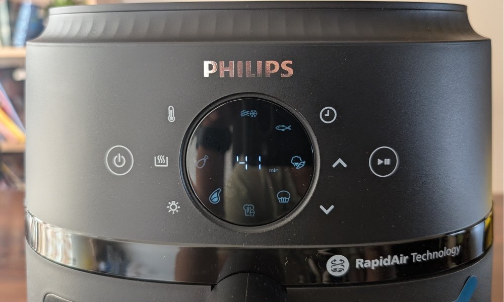 controls of Philips NA 231/00 air fryer.